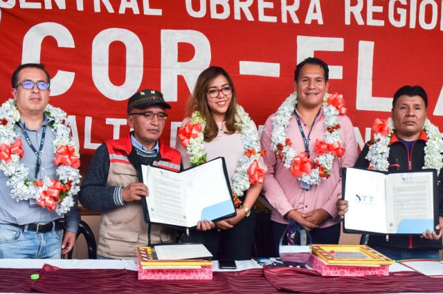 Devolviendo la voz a los pueblos, la ATT entrega resoluciones a las radios Cordial y Comercio