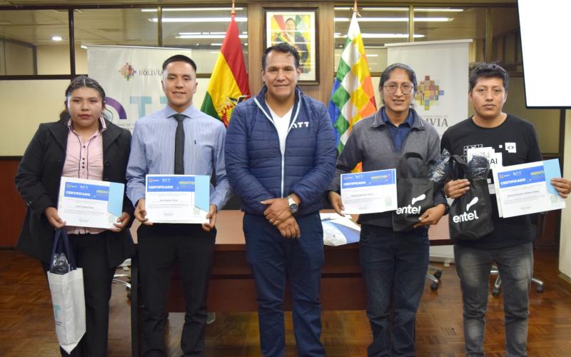 La ATT premia a jóvenes innovadores en el Día Mundial de las Telecomunicaciones Aplicaciones para educación, servicio al cliente y seguridad en línea fueron las innovaciones ganadoras del Hackathon Code.ATT V2.0