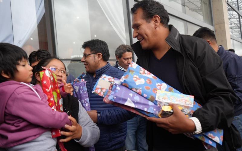 ATT regala miles de sonrisas como resultado de la campaña solidaria de Navidad